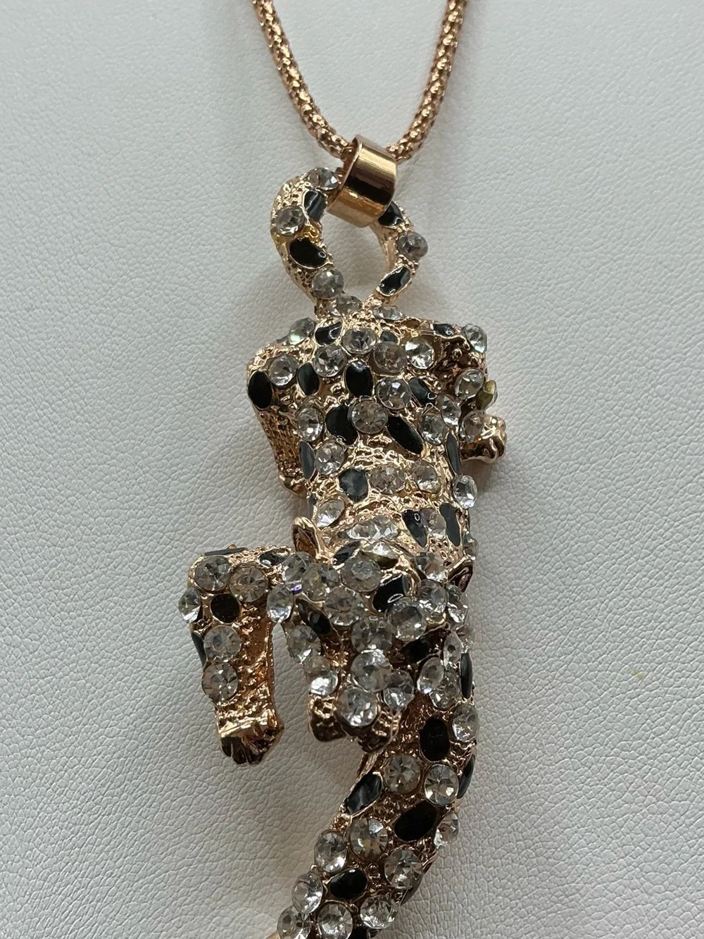 GOLD TONE CRYSTAL RHINESTONE LARGE CRAWLING LEOPARD PENDANT NECKLACE